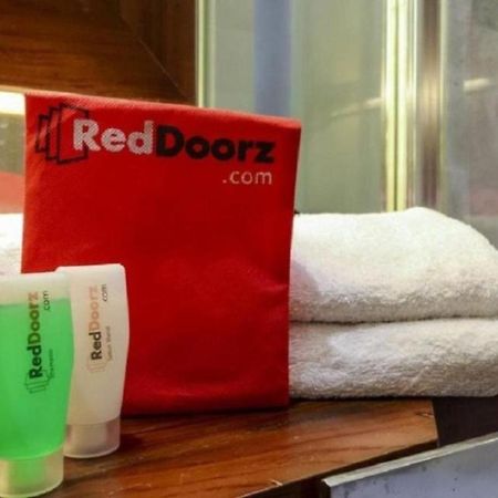Hotel Reddoorz Near Pasar Turi Station Kapasari Exteriér fotografie