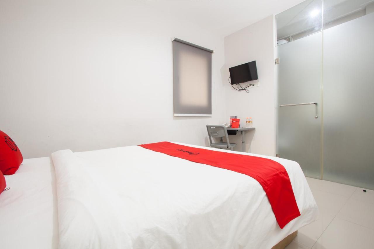 Hotel Reddoorz Near Pasar Turi Station Kapasari Exteriér fotografie