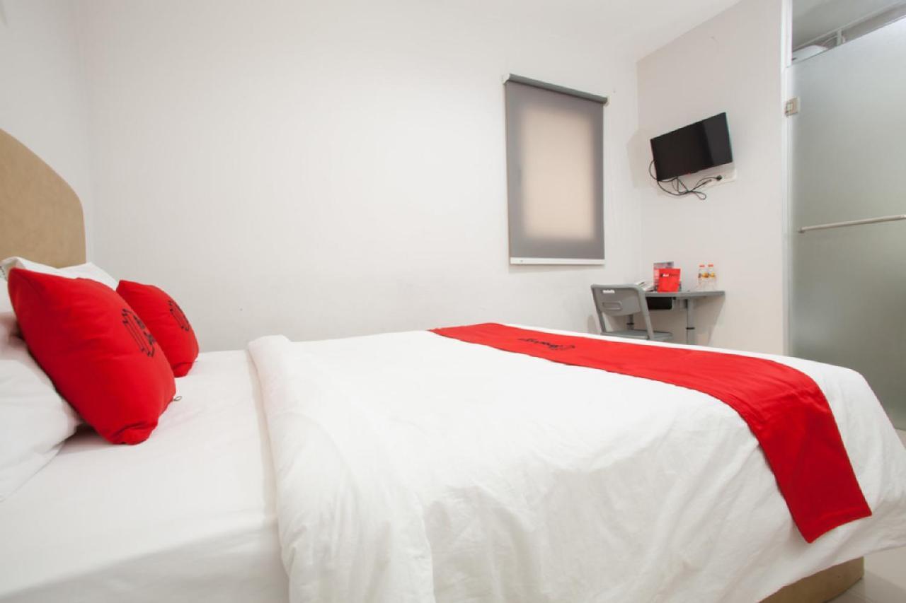 Hotel Reddoorz Near Pasar Turi Station Kapasari Exteriér fotografie