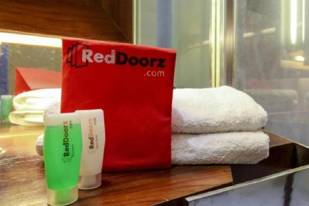 Hotel Reddoorz Near Pasar Turi Station Kapasari Exteriér fotografie