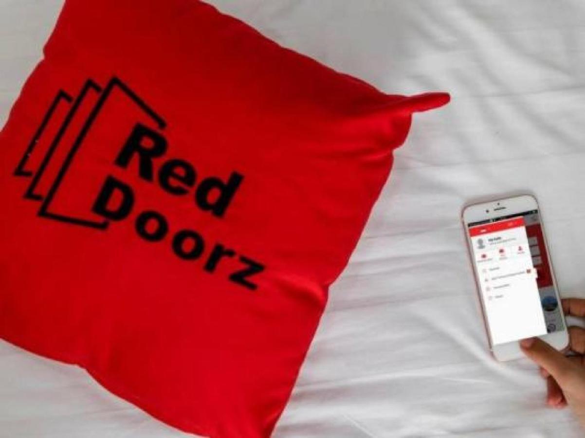 Hotel Reddoorz Near Pasar Turi Station Kapasari Exteriér fotografie