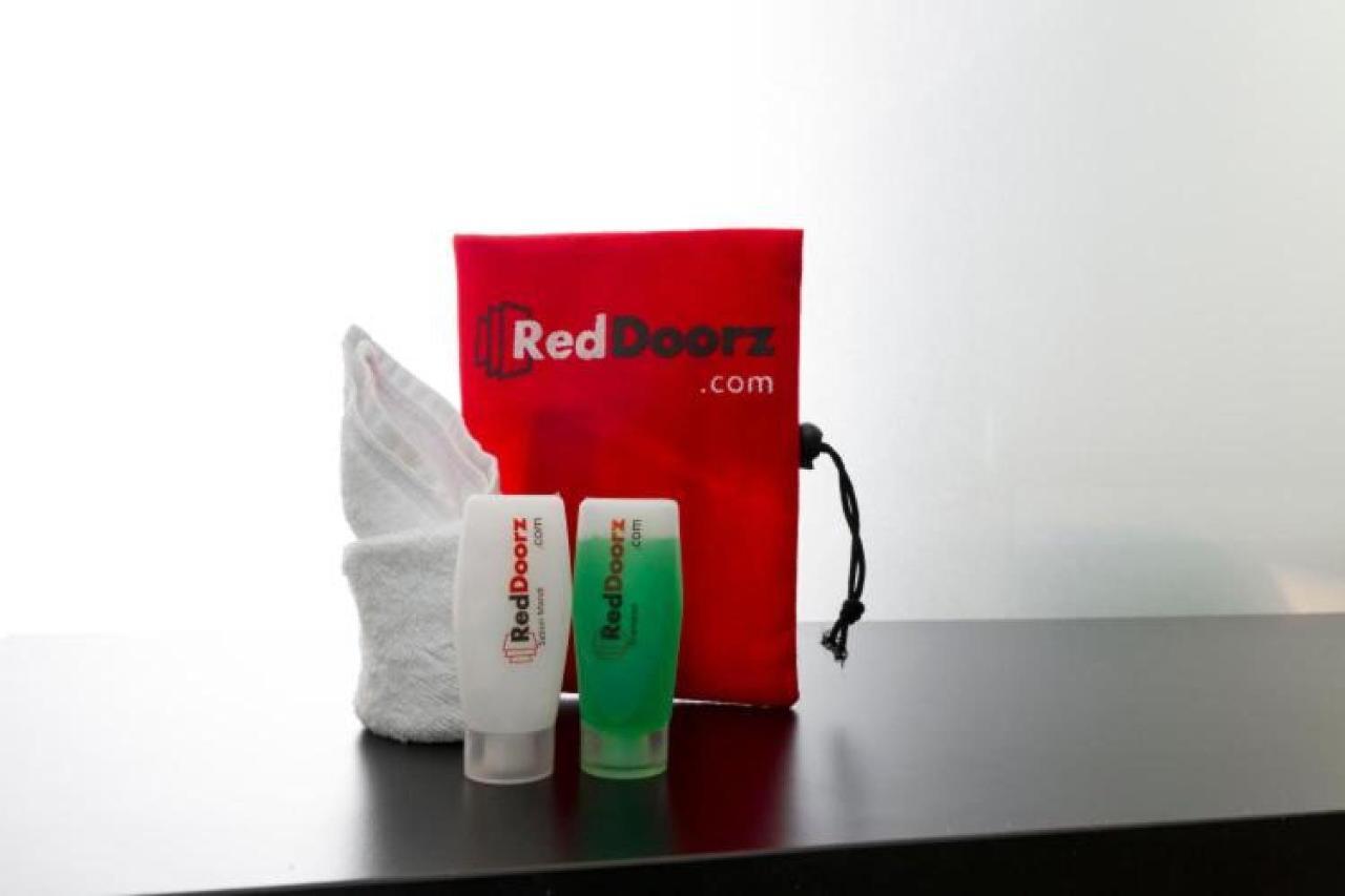 Hotel Reddoorz Near Pasar Turi Station Kapasari Exteriér fotografie